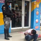 El hombre fue golpeado y entregado a los policías.