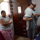 Patricia tienen vitiligo, condición que le costó su trabajo en un restaurante. Ambos padres se turnan los cuidados de la menor.