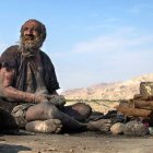 Amou Haji no ha visto un jabón ni en pintura. Pese a todo, tiene buena salud, según médicos.