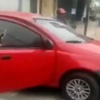 El automotor en que se movilizaban unos sospechosos y fue abandonado en media calle.