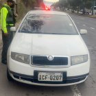 Dentro del carro los agentes hallaron una piedra envuelta en un trapo.