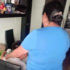 La abuela cuenta que se enteraron de lo ocurrido porque el niño empezó a orinarse en la cama. Su padre lo tocaba.