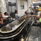 Familiares de Neiser Muñoz y de los asesinados esperaban retirar sus cuerpos.