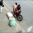 Una de las imágenes de los adolescentes cuando sorprendieron a un joven.