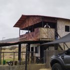 En una habitación y cerca al baño de la parte alta yacían las víctimas.