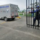 El cuerpo de Luis Landázuri fue trasladado por personal de Medicina Legal.