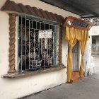 El joven se desangró en una tienda y murió por los tiros que recibió, uno ingresó por la espalda y perforó su pulmón. Sus familiares lo velan.