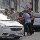 La mujer fue asesinada en los exteriores de una escuela.