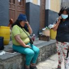 La madre se quedó sin un lugar para vivir. El cuerpo de su hijo se descompone en la casa. No quiere abandonarlo.