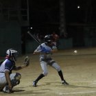 El venezolano Inyor González, de 18 años, destaca como bateador en el club Oriente.