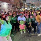 Jipson Contreras, el organizador del evento, bendecido entre tanta belleza, antes del Bailatón en Durán.