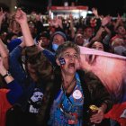 Simpatizantes del expresidente brasileño y candidato presidencial Luiz Inácio Lula da Silva celebran mientras se publican los resultados parciales de las elecciones brasileñas hoy, en Sao Paulo (Brasil)