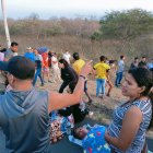 En plena carretera, varias personas heridas recibieron ayuda de moradores de la zona y de personas que estacionaron para asistirlos.