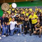 Varios hinchas del cuadro canario acompañaron a Barcelona al cuarto duelo en Santo Domingo y festejaron con los jugadores.