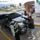 Los pillos sometieron a uno de los guardias durante el robo.