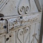 los delincuentes no solo balearon la casa, también colocaron un artefacto explosivo  el cual detonó junto a la puerta.