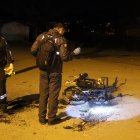 Los agentes llegaron y revisaron la escena del ataque entre dos grupos. Dos motos fueron incineradas en el lugar.