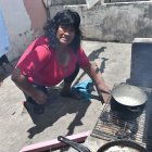 Irene prepara sus  alimentos en una cocina de leña, en la terraza de una casa prestada.
