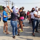 Ciudadanos se congregan en el sitio para tratar de conocer si sus allegados están bien o les ha sucedió algo.