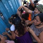 Padres de familia llegaron al plantel para retirar a sus hijos y llevarlos a casa. Estaban angustiados.