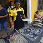 Los vecinos esperan celebrar con comida y sin violencia.