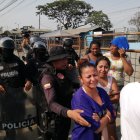 Parientes de los internos buscaban conocer alguna información de sus allegados, pero los policías no les permitían acercarse a la entrada del centro carcelario.