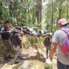 Con palos y colchas los gendarmes armaron las camillas para poder trasladarlos hasta una ambulancia que los lleve a una casa de salud.