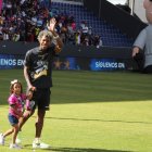 Joao Ortiz con su pequeña durante el festejo en el estadio de los rayados, tras quedar campeones de la Copa Sudamericana.