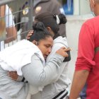 Familiares de tío y sobrino victimados llegaron a Criminalística en busca de información.
