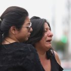 Martha Sánchez es consolada por su sobrino ante el dolor por la muerte de su único hijo.
