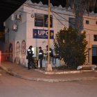 Tres hombres en moto dispararon contra el retén policial, la madrugada de este sábado.