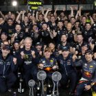El bicampeón mundial de F1 con todo su equipo en el festejo de Suzuka.