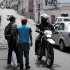 Allegados de la víctima continúan consternados por el crimen que ocurrió en el sector de La Tola, en el centro de Quito.