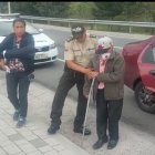 La policía logró ubicar a su familia para que regresara a casa.