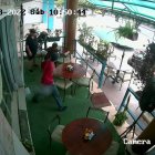 El momento en el que sale el primer tiro por una de las ventanas.