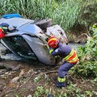 El auto quedó destrozado dentro de la quebrada.