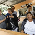 Familiares de las víctimas lloran desconsoladamente. Dos de ellos suplicaron para que no los mataran.