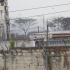 Los reos a cargo de la seguridad de sus pabellones permanecen en las partes altas de los muros.