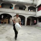 Las autoridades sacaron de un inmueble licor artesanal y cigarrillos de contrabando.