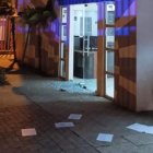 En hojas, los antisociales dejaron mensajes amenazantes a los uniformados.