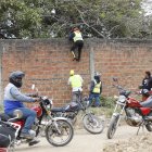 Amigos de la víctima buscaban a los asesinos, poco después del crimen.