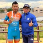 El ciclista Segundo Navarrete (i) junto a Freddy Rosero, director del equipo Saitel.
