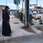 El pavimento tiene varias manchas de charcos de orina, los cuales con el sol intensifican su mal olor.