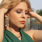 Para las fiestas elije accesorios grandes