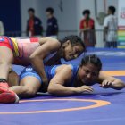 La luchadora ecuatoriana Lucía Yépez (i) se impuso en la final de los Juegos Suramericanos a la peruana Thalía Mallqui.