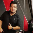 Alonso Lara labora en dos estaciones radiales de Guayaquil