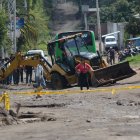 Algunos vehículos quedaron en medio del lodo. También hay varios huecos.