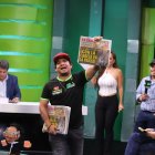 Alfonso Harb, Majo Flores y  Vito Muñoz con el EXTRA, mientras Jerson Ruiz explica la Despegadita Mundialista.