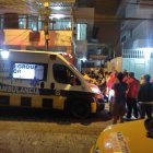 Una ambulancia llegó al lugar para que los paramédicos atendieran al herido.