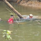 Los restos fueron sacados del afluente para ser llevados al  Centro Forense de Lago Agrio.